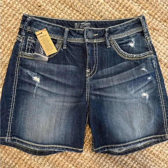 Silver Jeans Suki Mid Rise Shorts! New with tags. 68$ retail. In store now sz.29 - Picture 1 of 3
